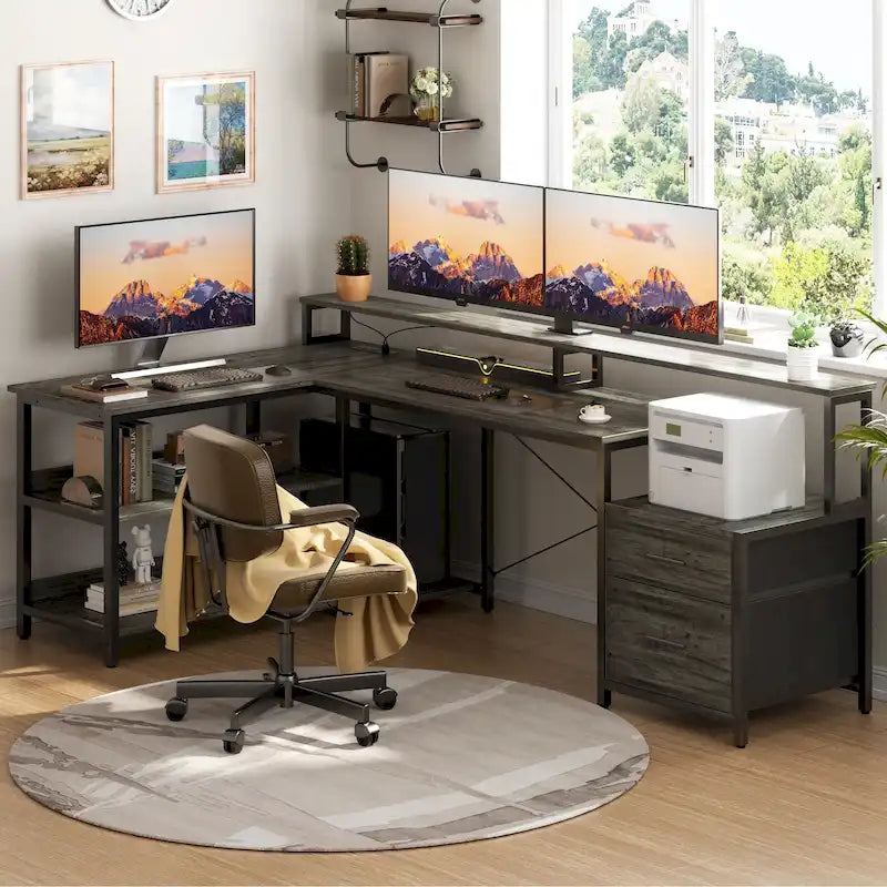 Scrivania per computer reversibile a forma di L con cassetto portadocumenti, supporto lungo per monitor, stazione di ricarica e strisce LED RGB