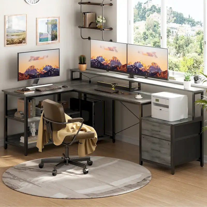 Scrivania per computer reversibile a forma di L con cassetto portadocumenti, supporto lungo per monitor, stazione di ricarica e strisce LED RGB