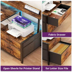 Scrivania per computer reversibile a forma di L con cassetto portadocumenti, supporto lungo per monitor, stazione di ricarica e strisce LED RGB