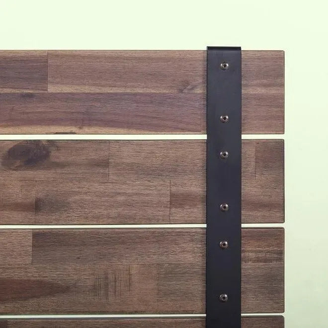 Struttura letto a piattaforma bassa industriale in legno stile rustico a grandezza naturale